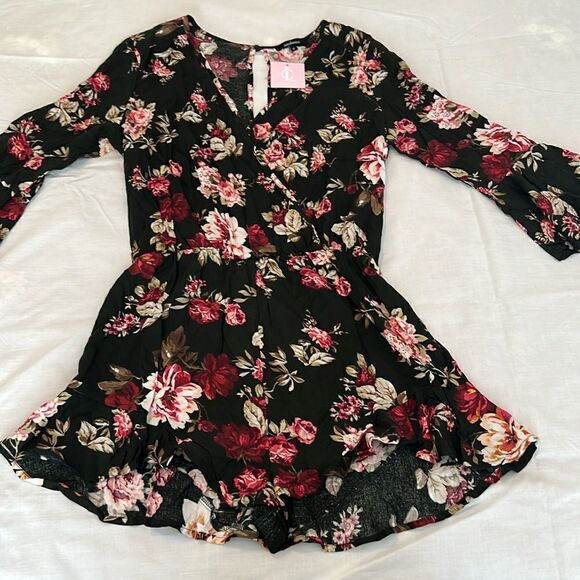NWT Ambiance sizeM 3/4 sleeve black/red/pink flowered elastic waist short romper - Picture 3 of 11
